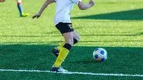 U23国足2-1惊险击败东帝汶，媒体人直言：球队发挥与场地相得益彰